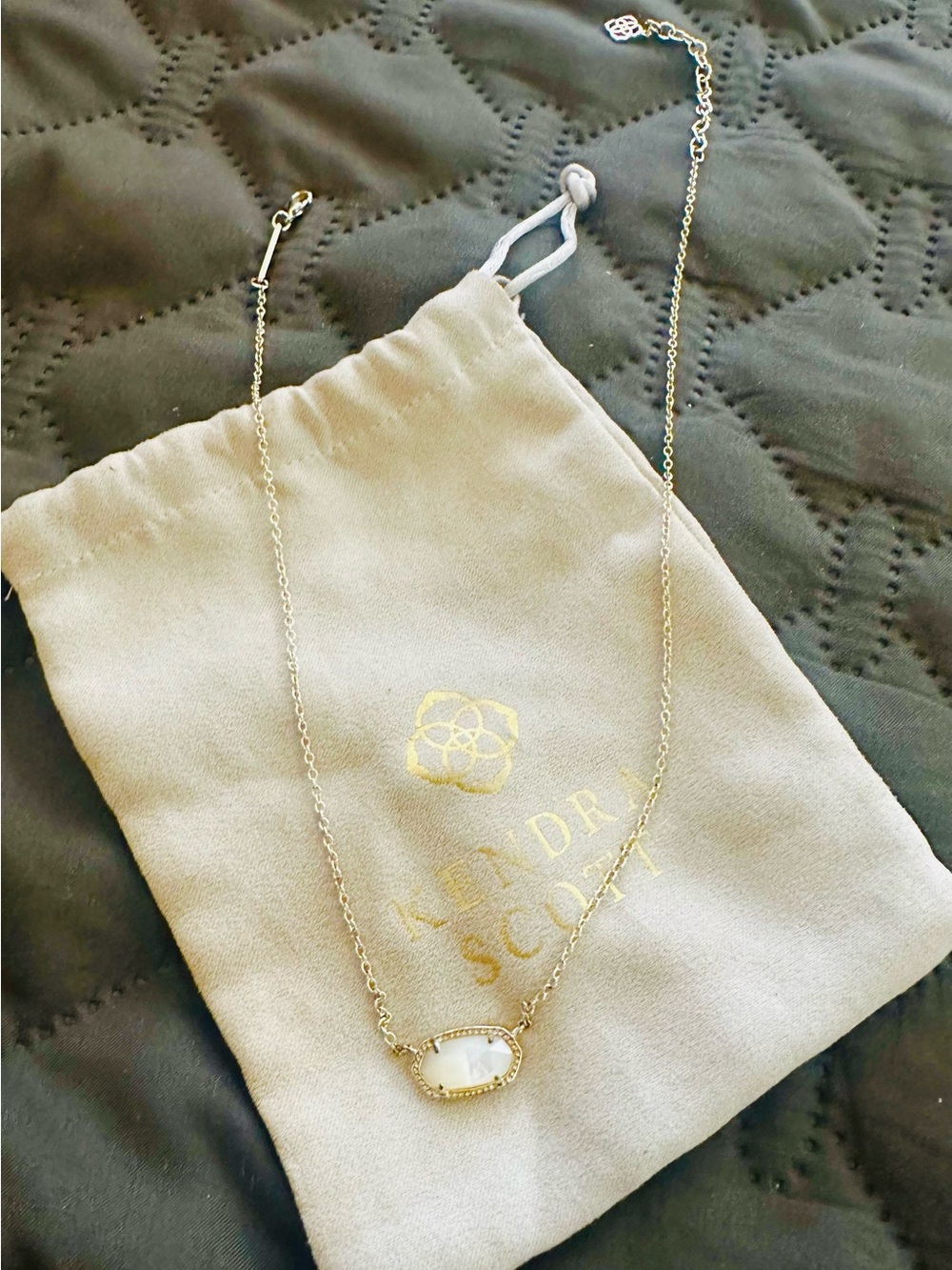 Kendra Scott Elisa Gold Pendant Necklace in Ivory Mother-of-Pearl